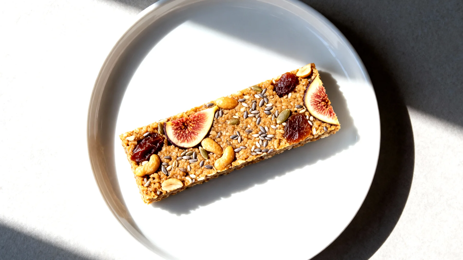 Tigernuss-Ballaststoffriegel mit Leinsamen und getrockneten Feigen"