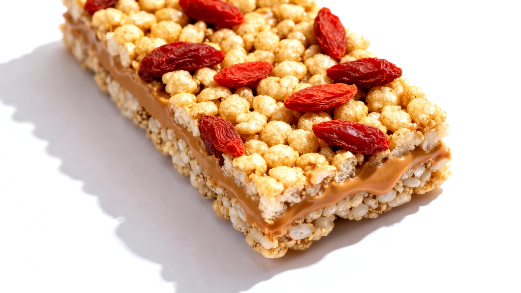 Amaranth-Puffreis-Riegel mit Mandelmus und getrockneten Gojibeeren"