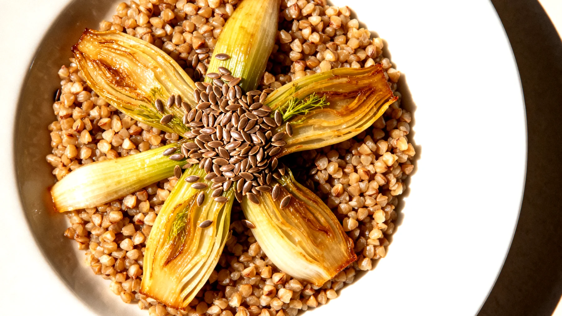 Buchweizen-Kasha mit gedünstetem Fenchel und Leinsamen"