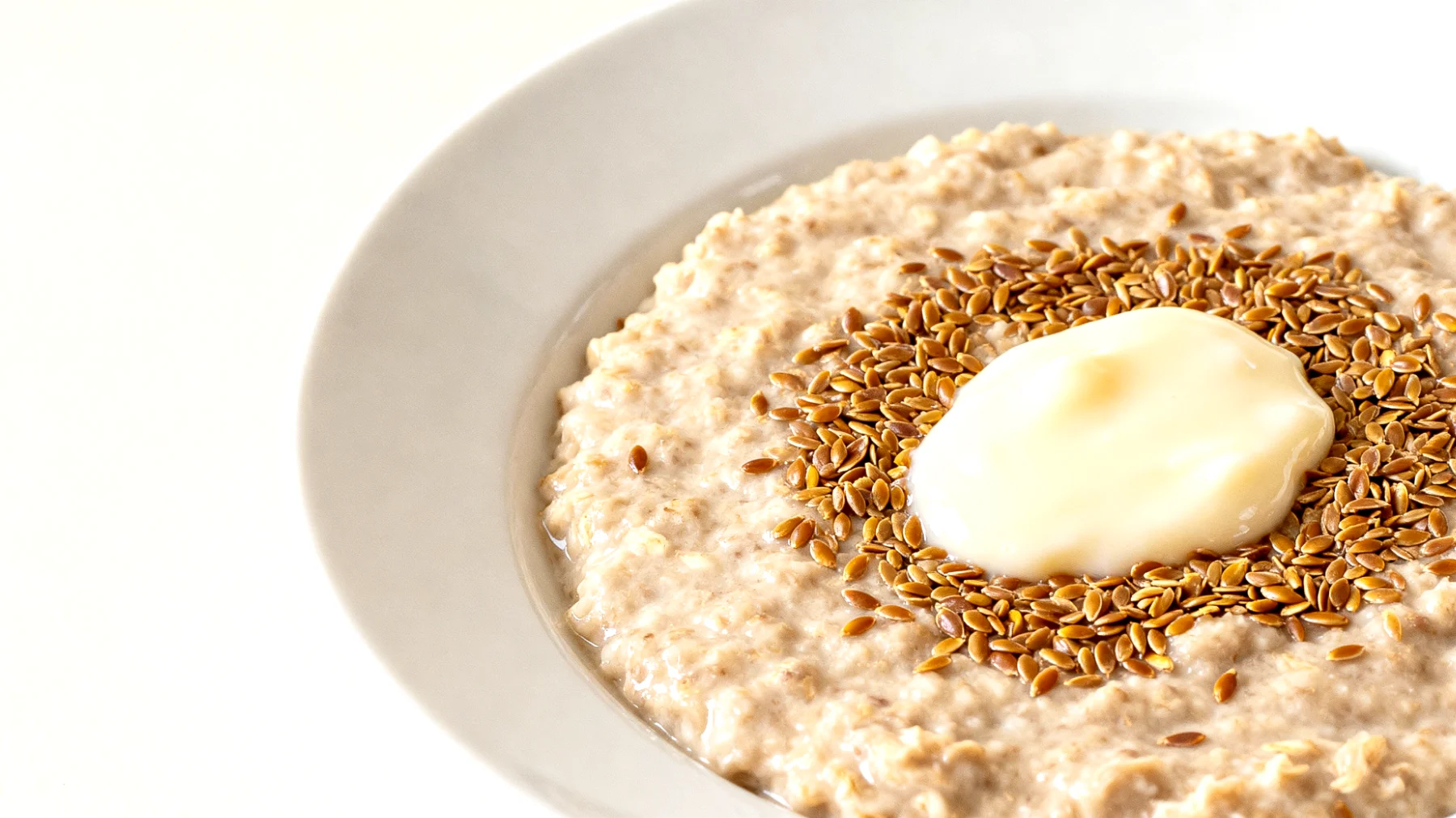 Haferkleie-Porridge mit fermentierten Leinsamen und Kefir"