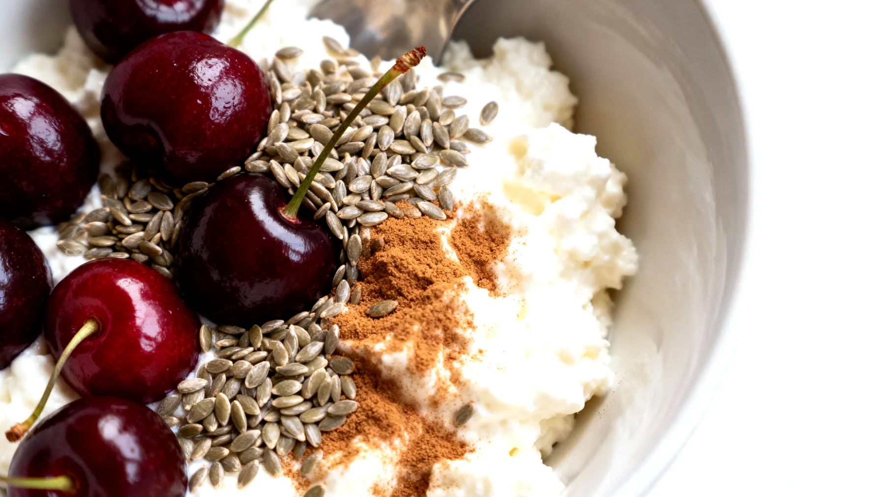 Magerquark mit Hanfsamen, Kirschen und einer Prise Zimt"