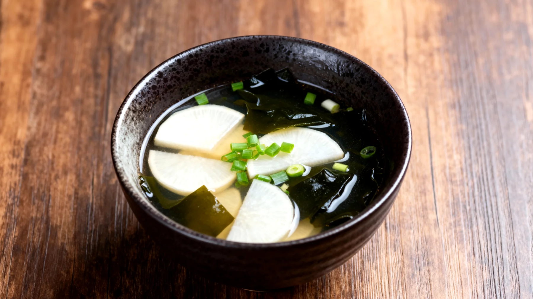 Miso-Suppe mit Daikon-Rettich und Seetang (Wakame)"