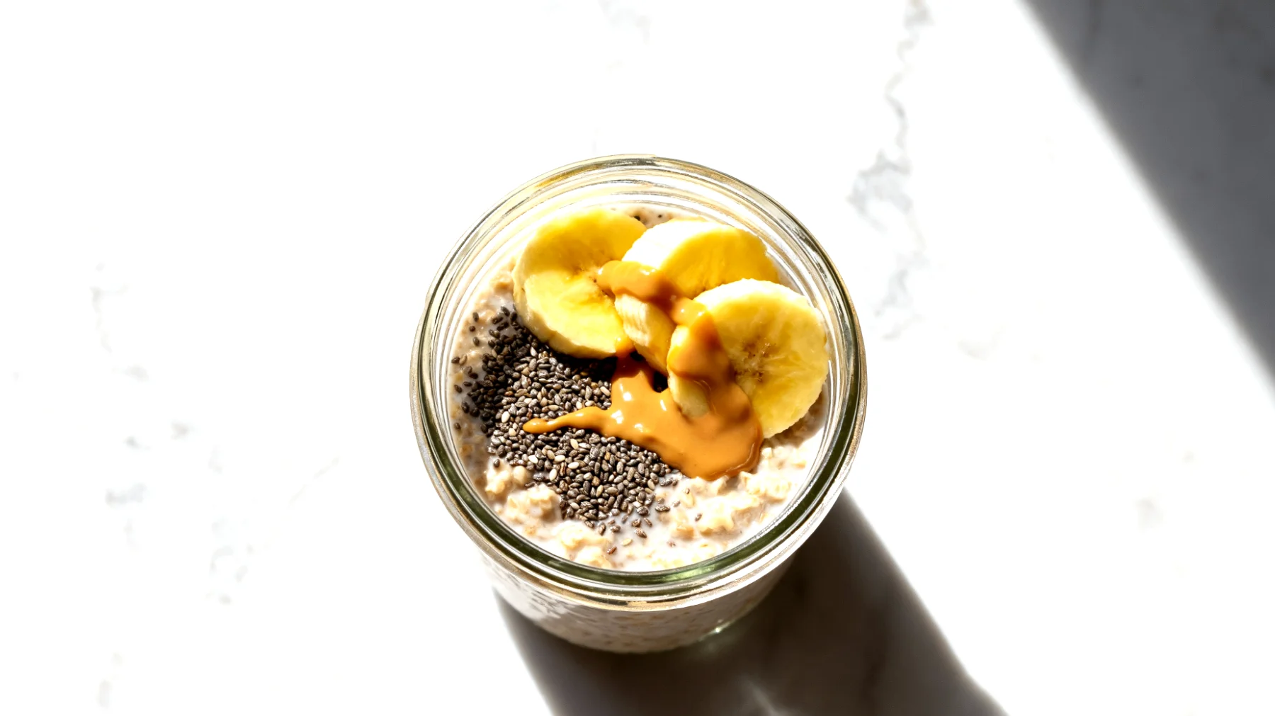 Overnight Oats mit Chiasamen, Banane und Mandelmus"