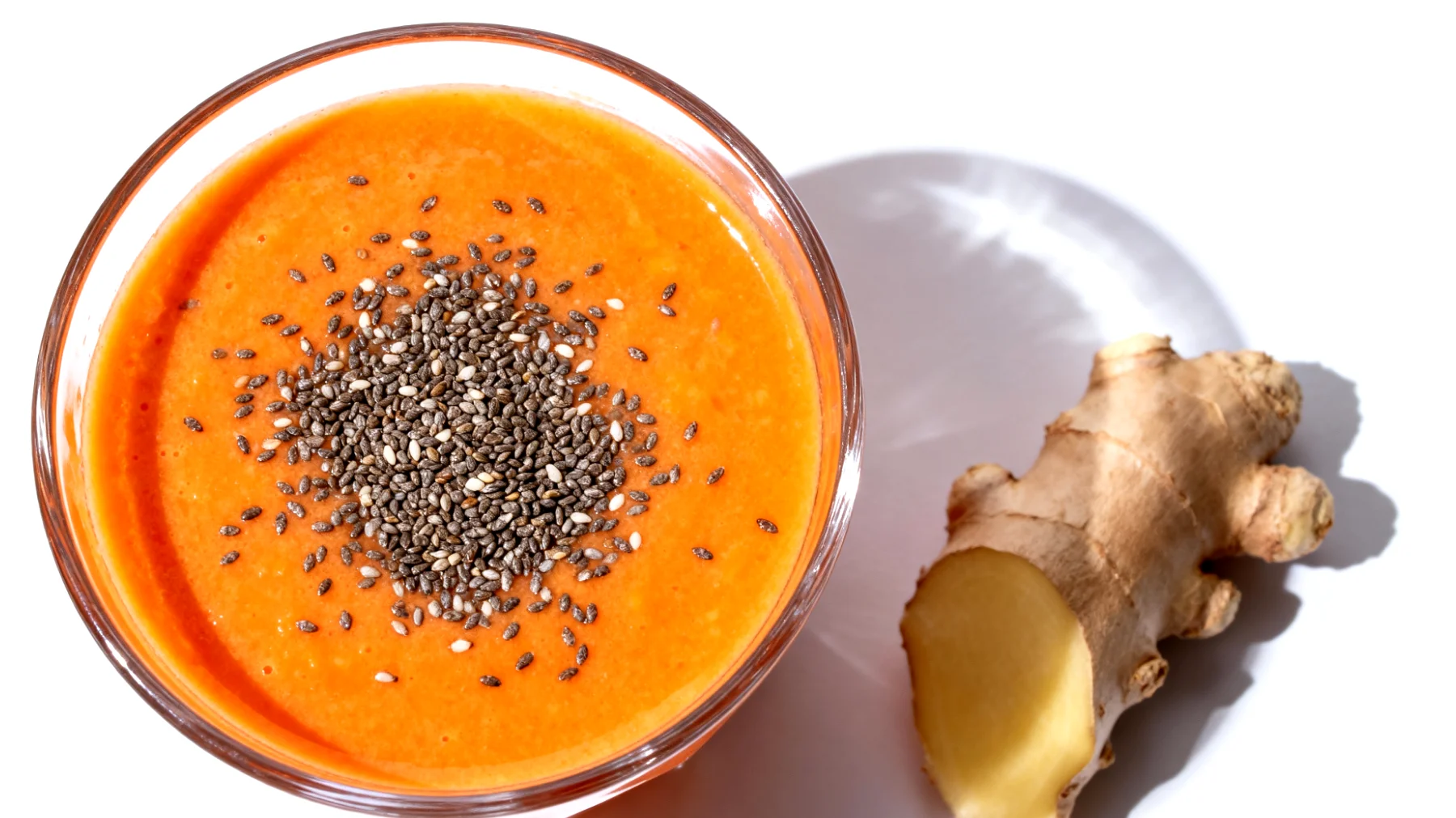 Papaya-Enzym-Smoothie mit Chiasamen und frischem Ingwer"