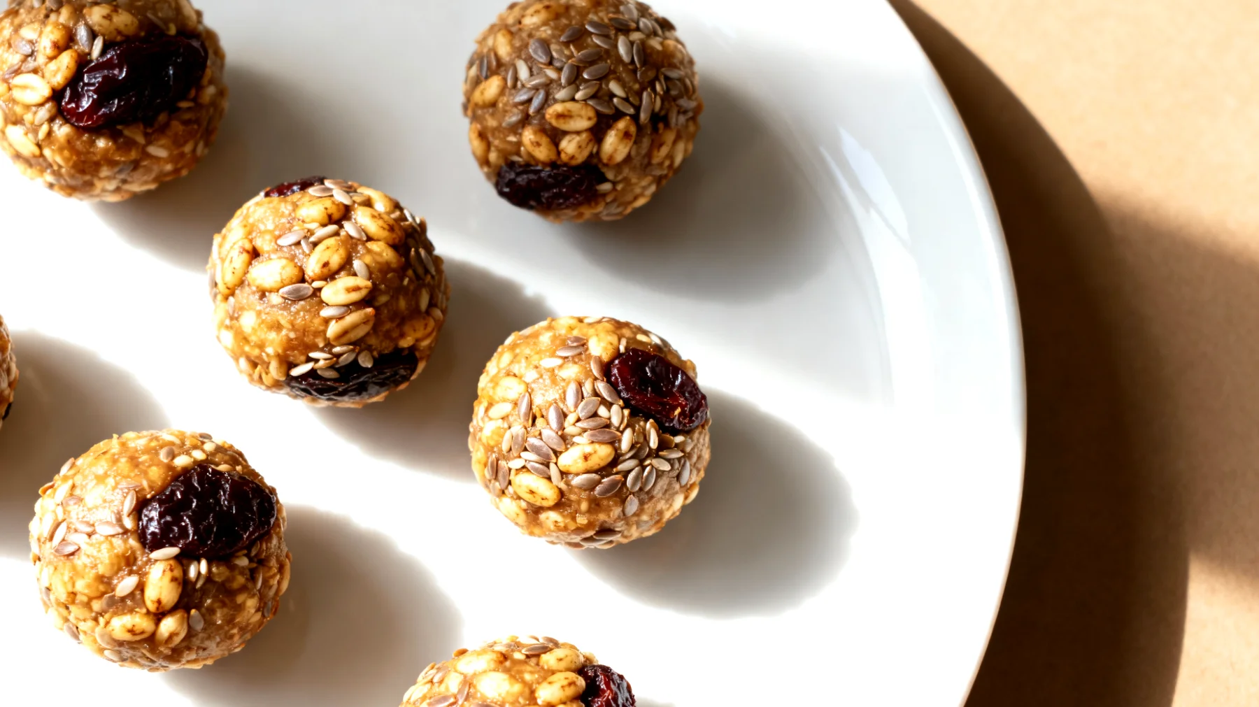 Tigernuss-Energiebällchen mit Leinsamen und Pflaumen"